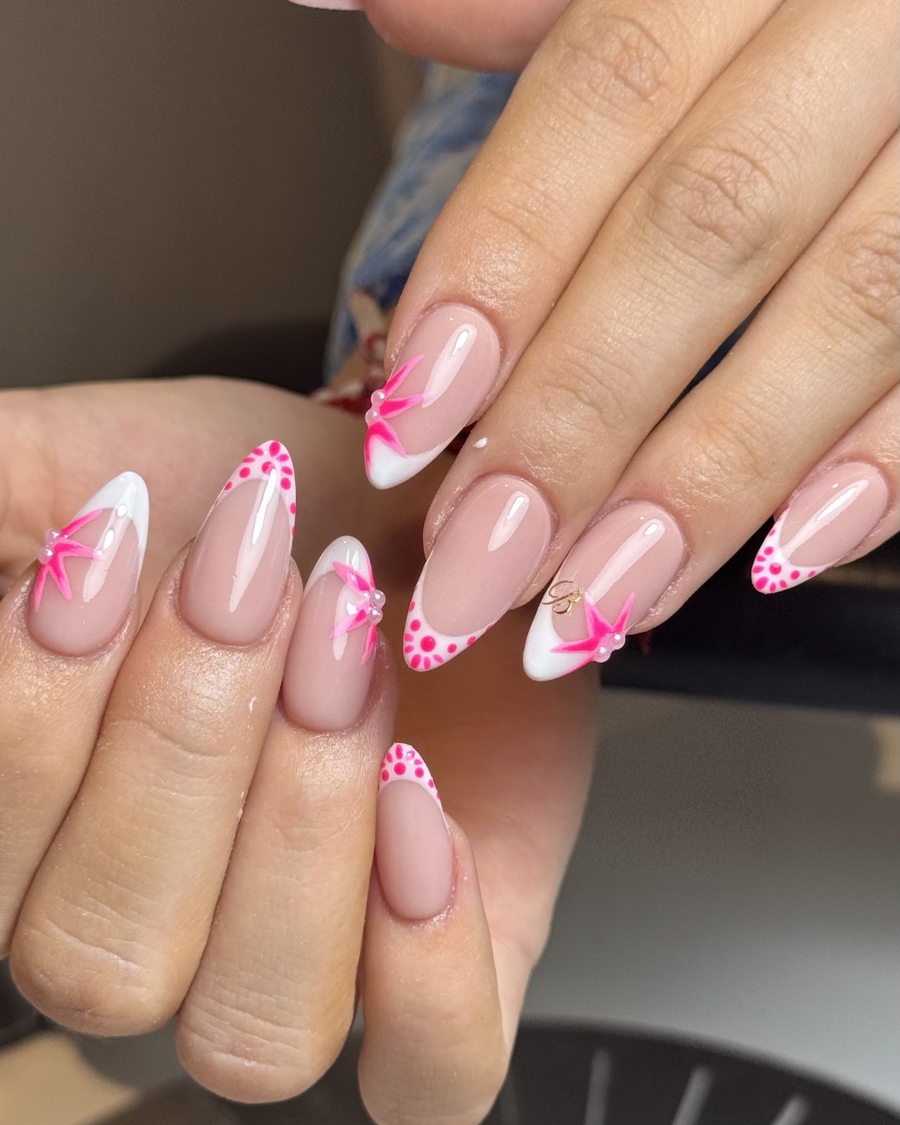 Amandelvormige French manicure met roze bloemetjes op de tips
