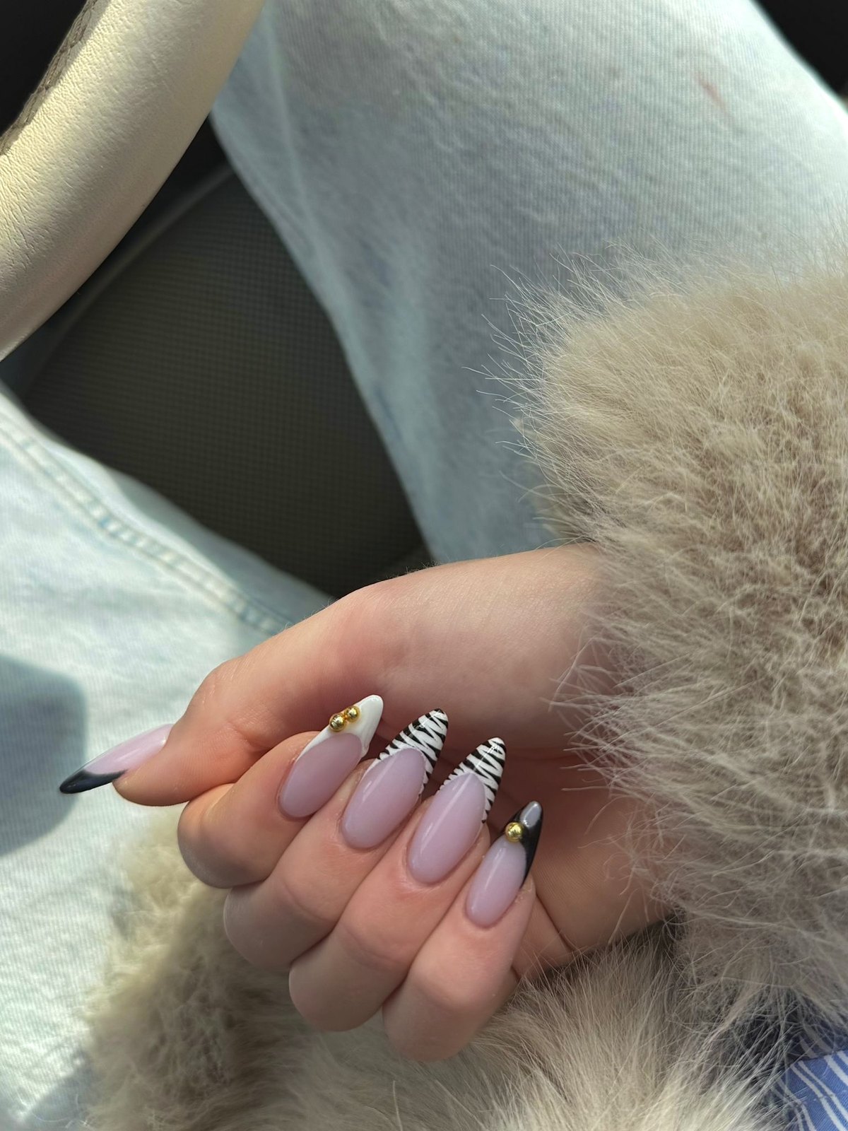 Nagels met zebraprint en gouden accenten
