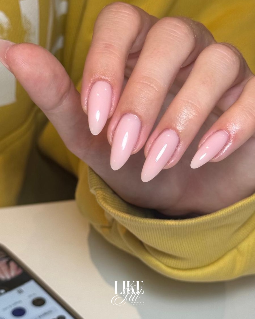 Glanzend roze amandelvormige nagels in hard gel