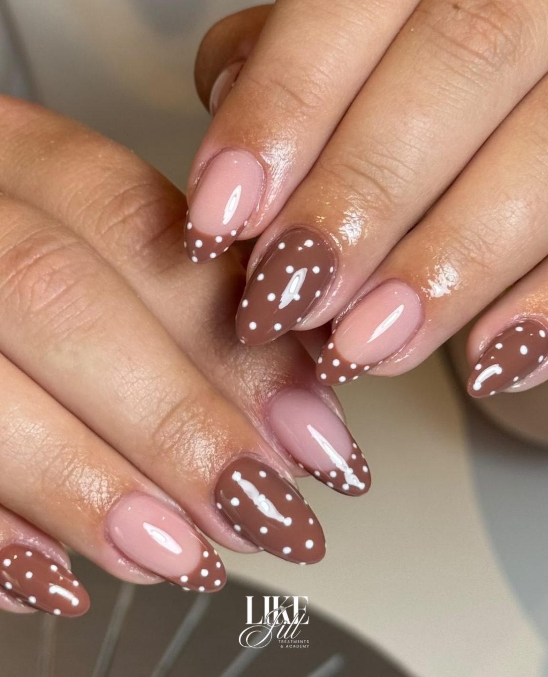 Bruine acrylnagels met witte stippen