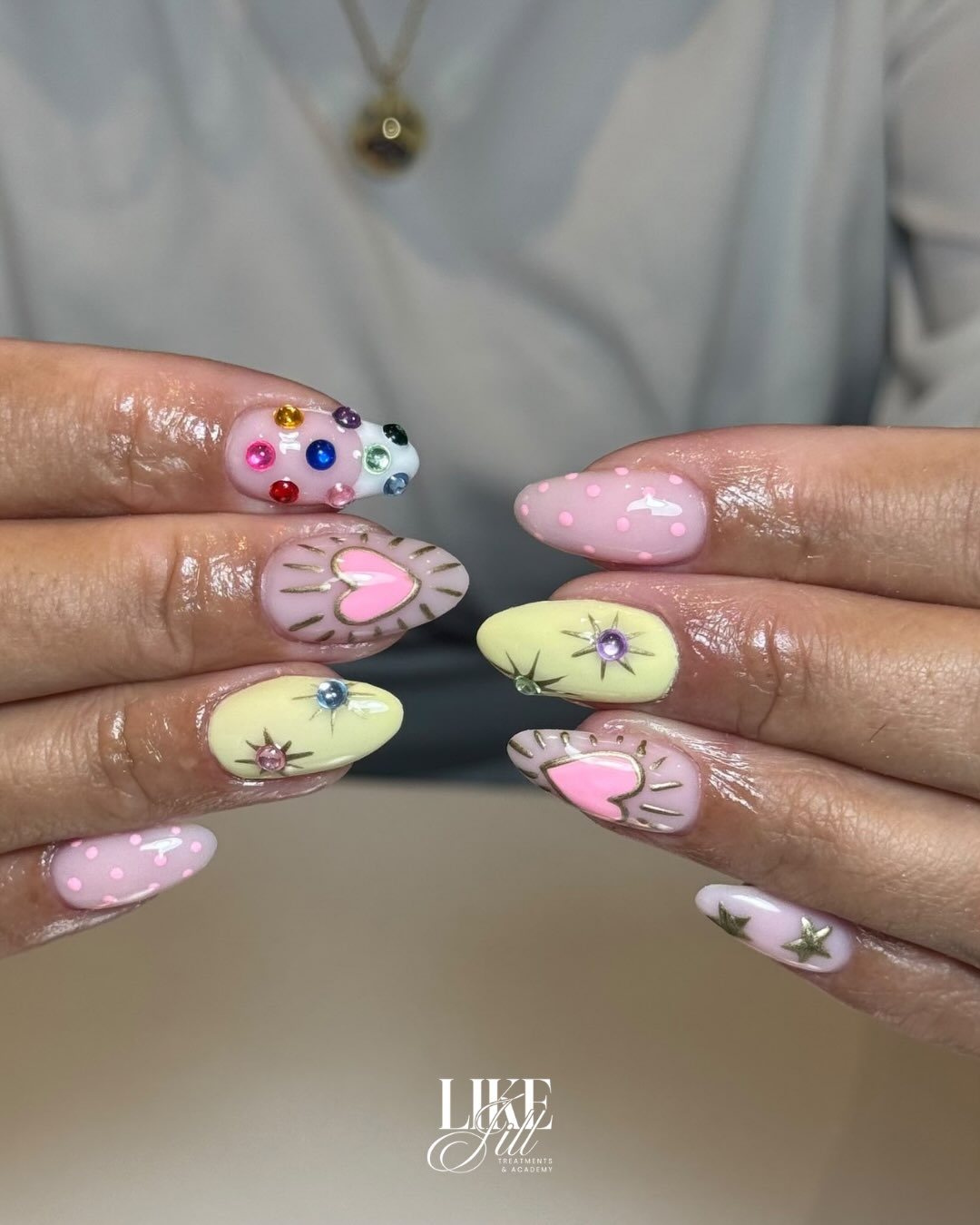 Pastelkleurige nagels met hartjes, steentjes en sterren